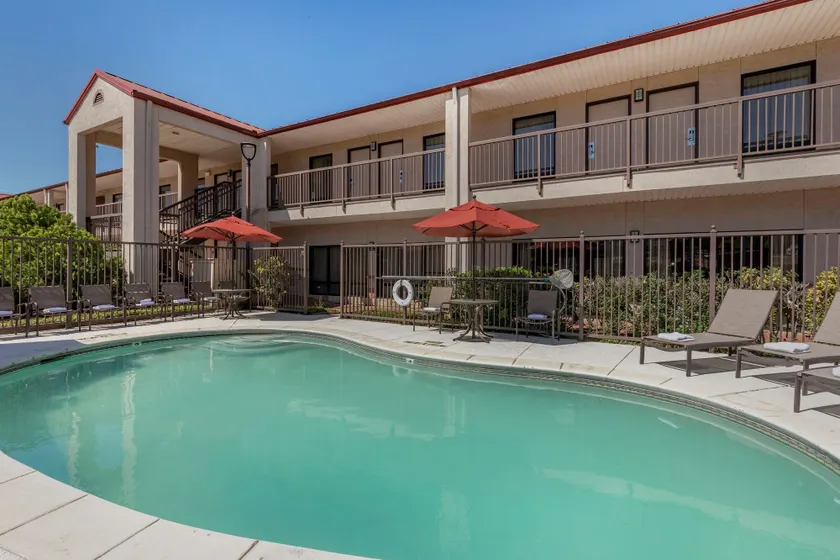 Best Western Lindale Inn - Image 1
