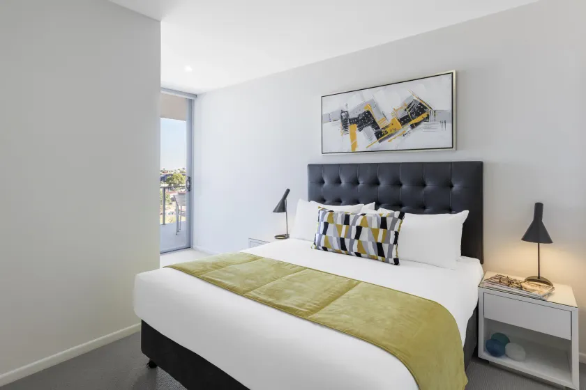 Oaks Brisbane Woolloongabba Suites - Image 1