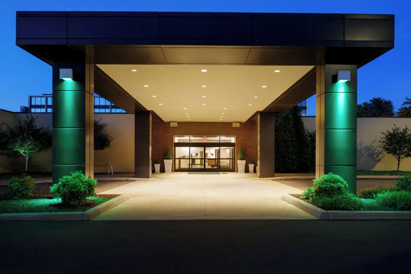 Holiday Inn and Suites Charleston West by IHG - Image 1