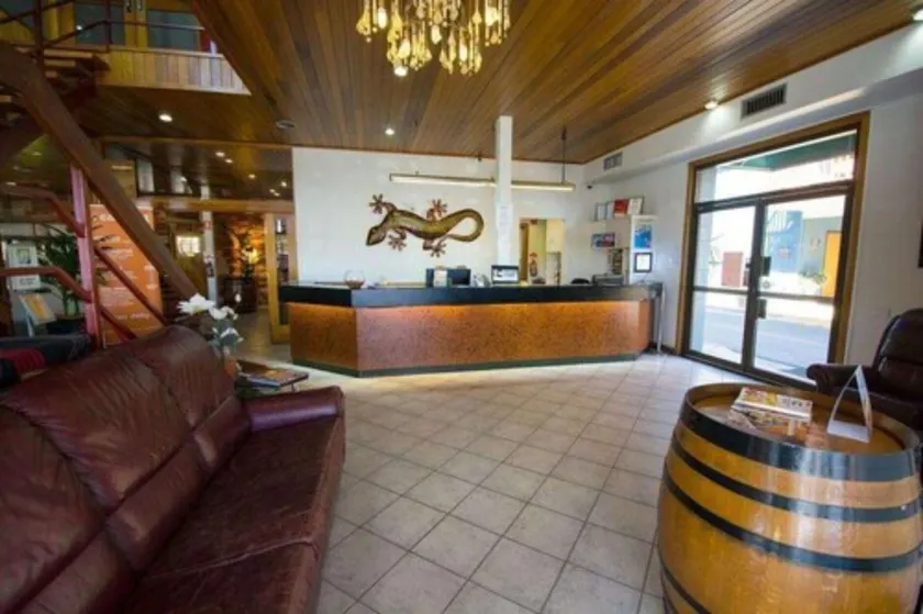 Elkira Court Motel - Lobby