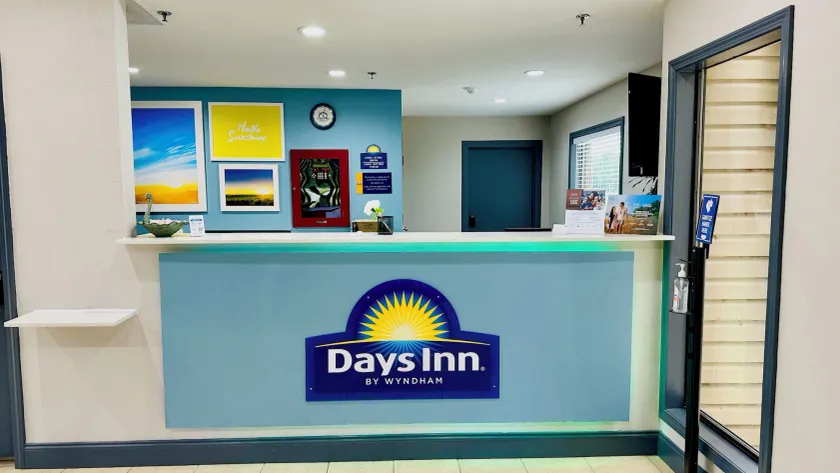 Days Inn & Suites by Wyndham Wynne - Image 1