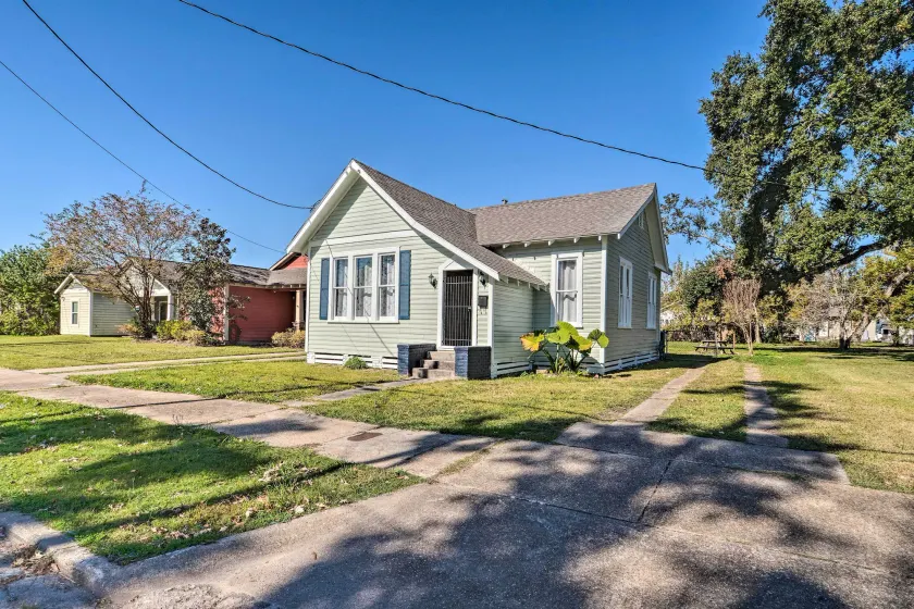Lake Charles Cottage w/ Fireplace & Yard! - Image 1