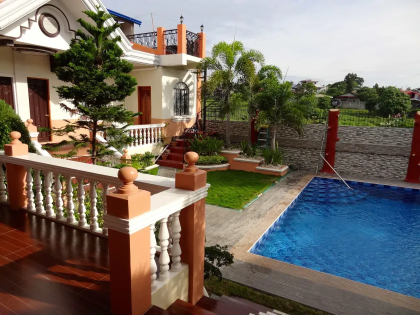 The Executive Villa Inn & Suites - Image 1