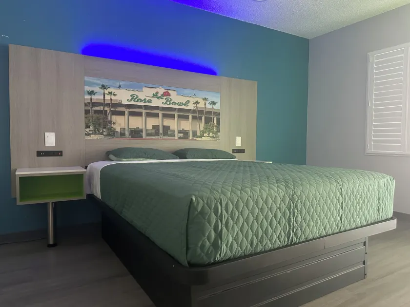 Hi-Way Host Motel - Image 1