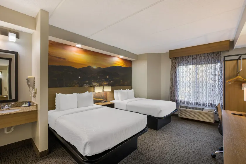 Clarion Pointe Sevierville-Pigeon Forge - Image 1