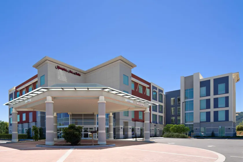 Hampton Inn & Suites Gilroy - Image 1