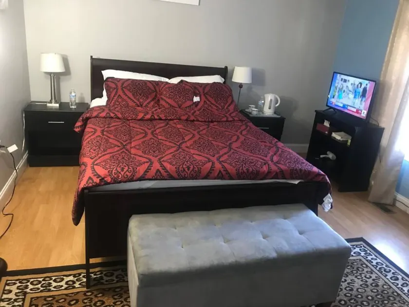 Executive Private Room w bath near shopping - Image 1