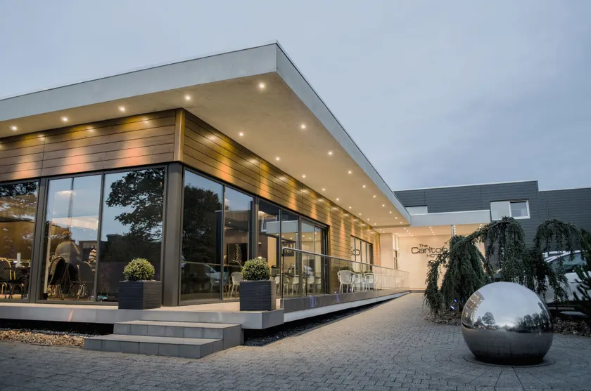 Carlton Hotel - Image 1