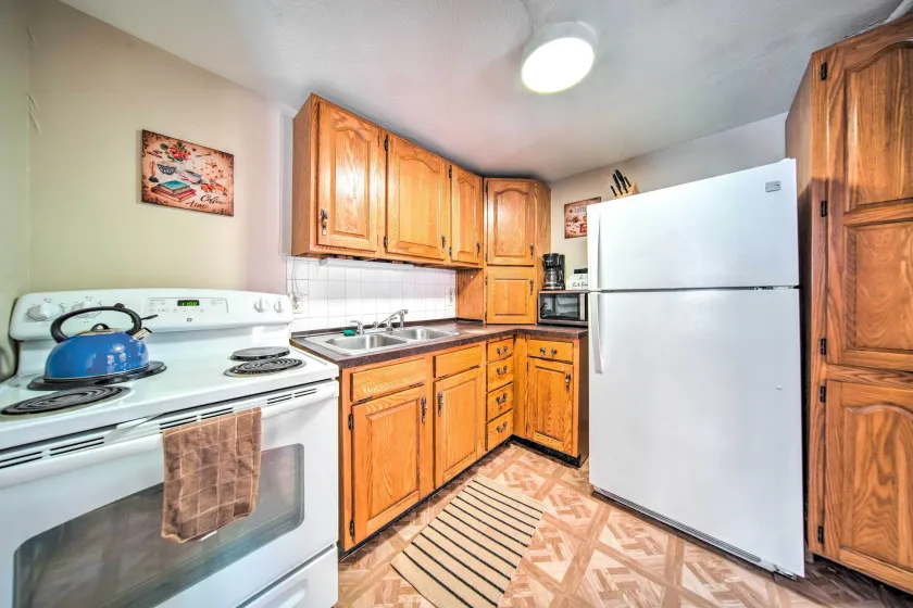 Eastlake Home w/ Patio < 1 Mi to Lake Erie! - Innvendig