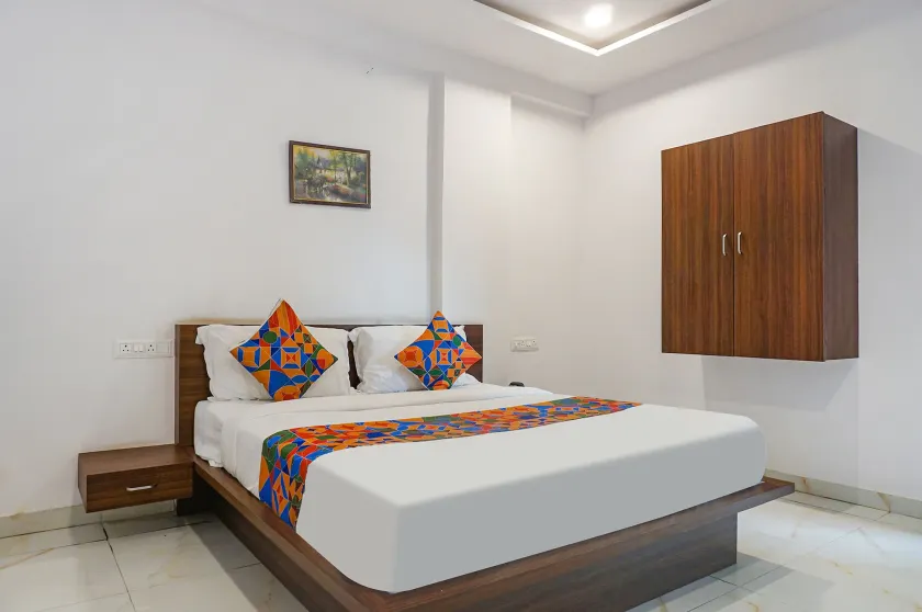 Fabhotel Spot Light - Image 1