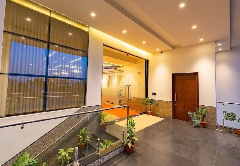 Patel Comforts Inn & Suites - Interior entrance