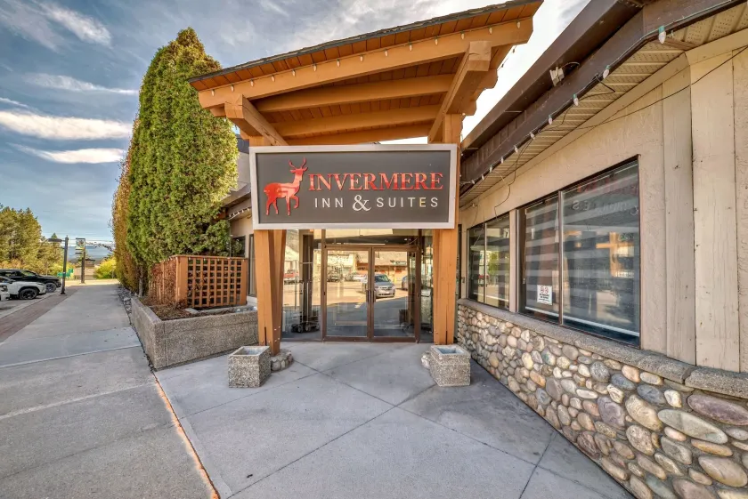 Invermere Inn & Suites - Image 1