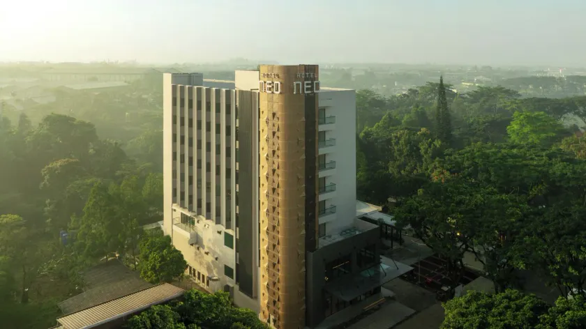 Hotel Neo Kota Baru Parahyangan - Image 1