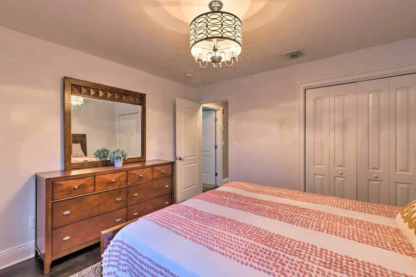 25 Mi to Nyc: Walkable Long Island Apt w/ Balcony - Interior