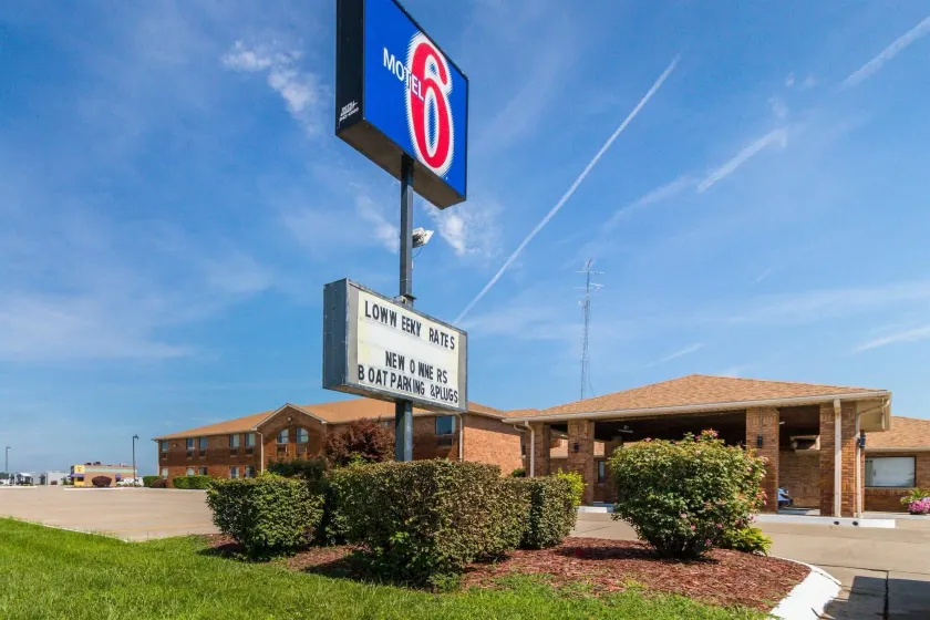 Motel 6-Marion, IL - Image 1