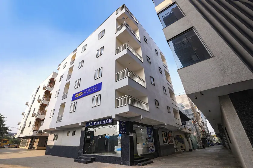 FabHotel JP Palace - Image 1