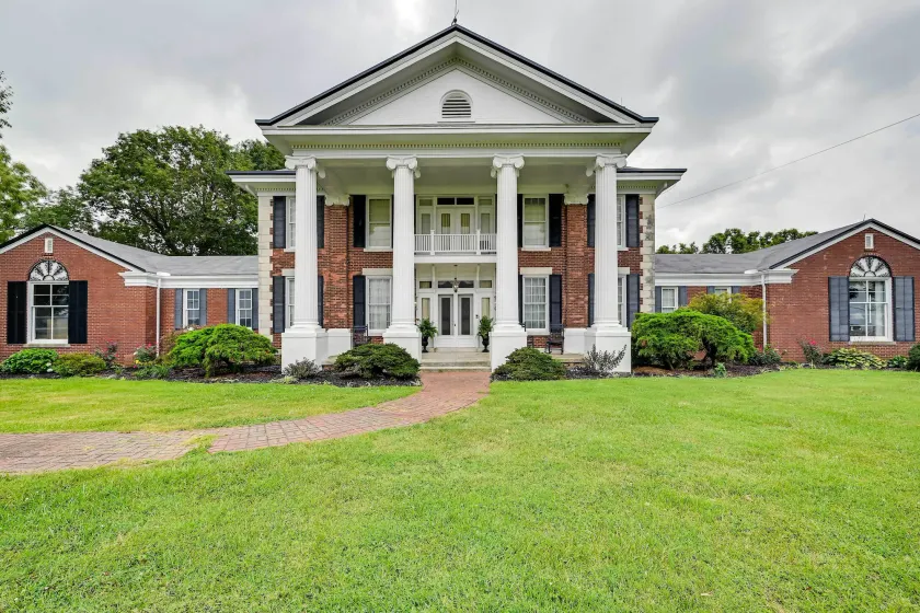 Bowling Green House with Shared Pool - Image 1