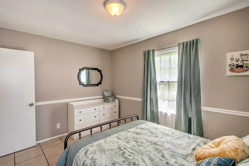 Pet-Friendly Brunswick Retreat w/ Gas Grill! - Intérieur