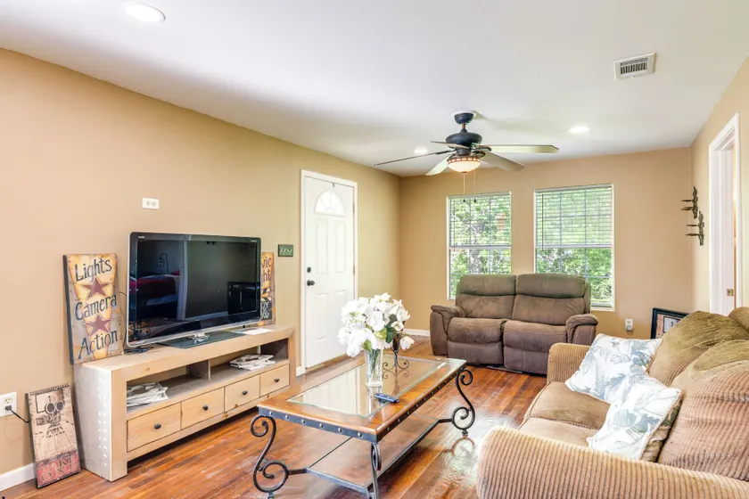 Kayak, Fish & Golf - Charming Victoria Home! - Image 1