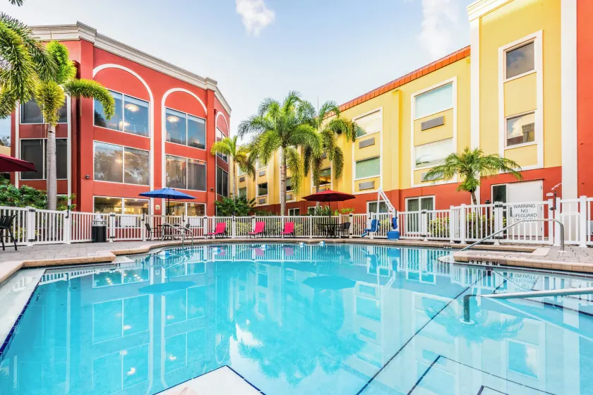 Holiday Inn Express Hotel & Suites Bradenton West by IHG - Image 1