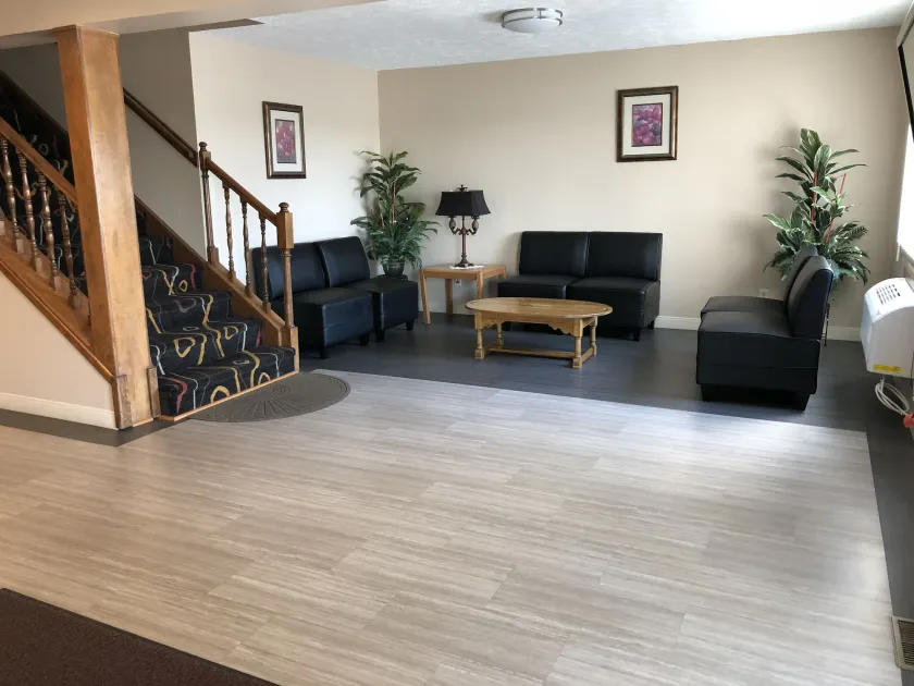 Sky Lodge Inn & Suites - Delavan - Hall