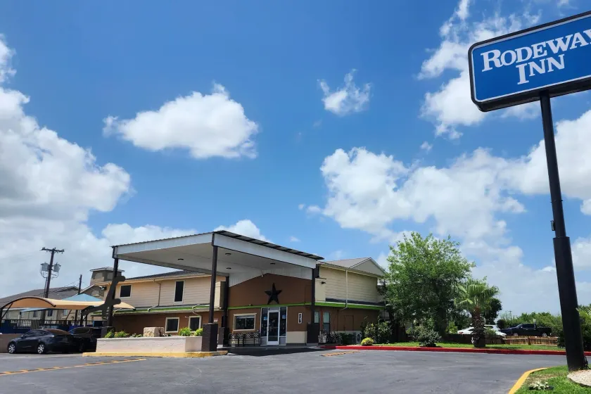Rodeway Inn San Antonio Lackland AFB - SeaWorld-Rivarwalk-The Alamo - Image 1