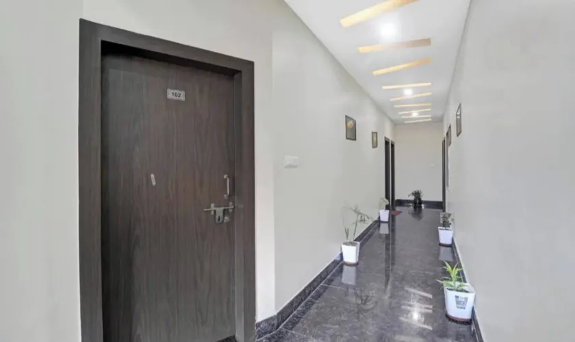 Hotel Ravi Residency - Saguão