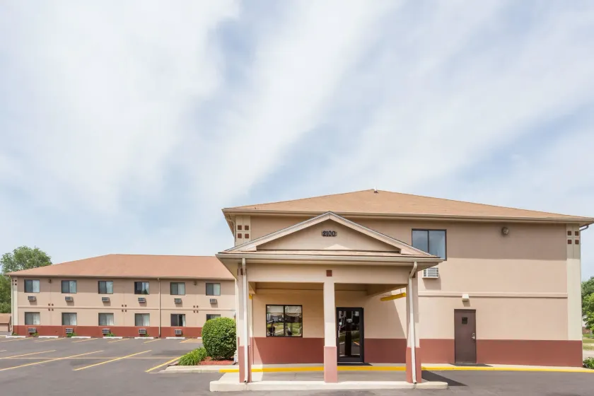 Super 8 by Wyndham Rock Falls Sterling Area - Image 1