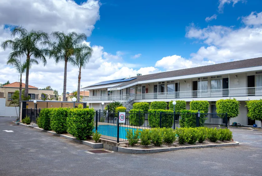 Park Motor Inn - Image 1