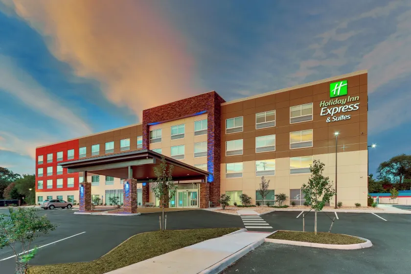 Holiday Inn Express & Suites - Roanoke – Civic Center - Image 1