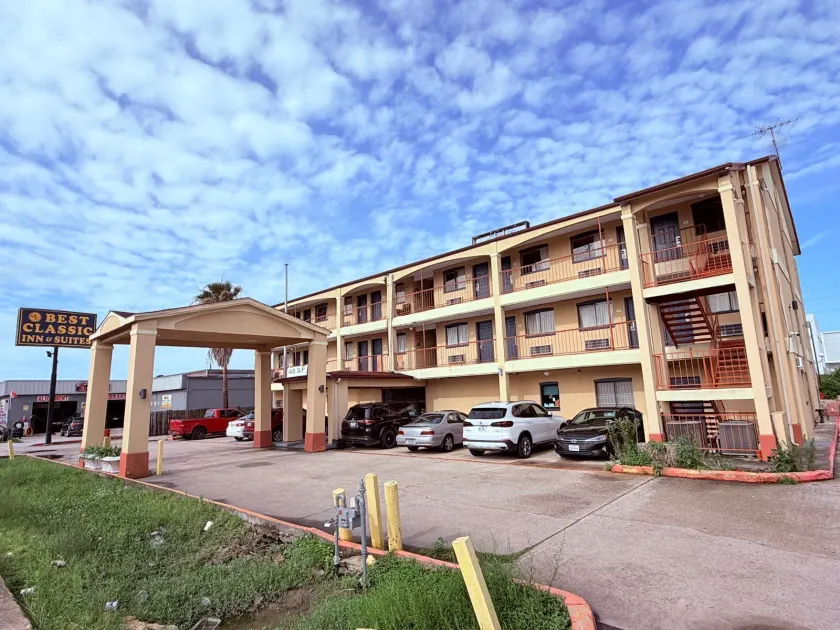 Best Classic Inn & Suites Houston I 45 near IAH - Image 1
