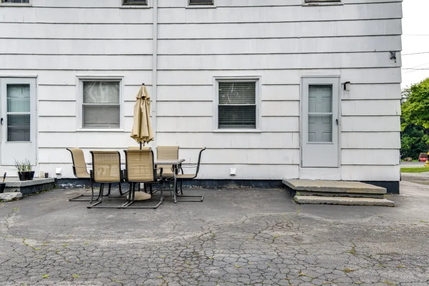 4 Mi to Dtwn Rochester: Charming Apt w/ Patio! - Intérieur