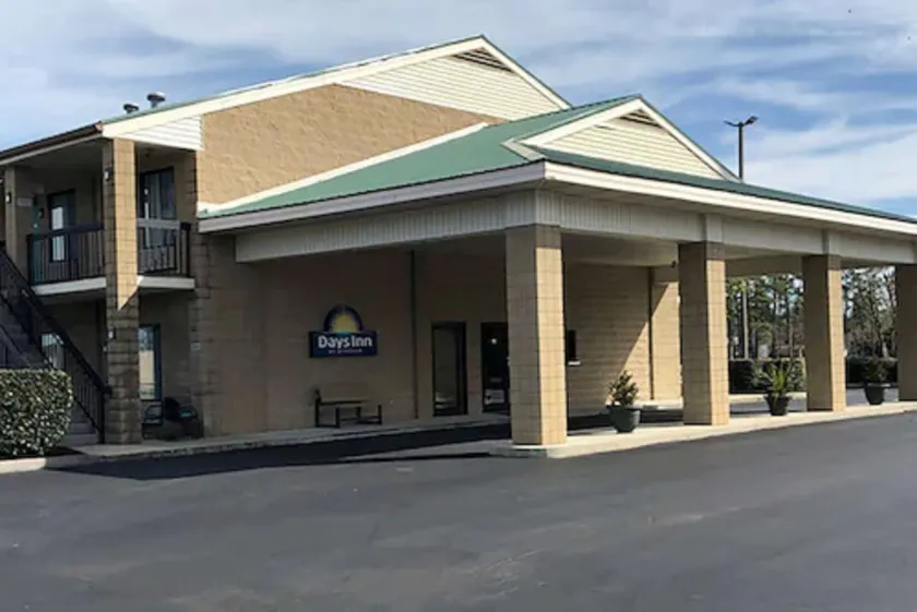 Days Inn by Wyndham Cape Carteret - Image 1