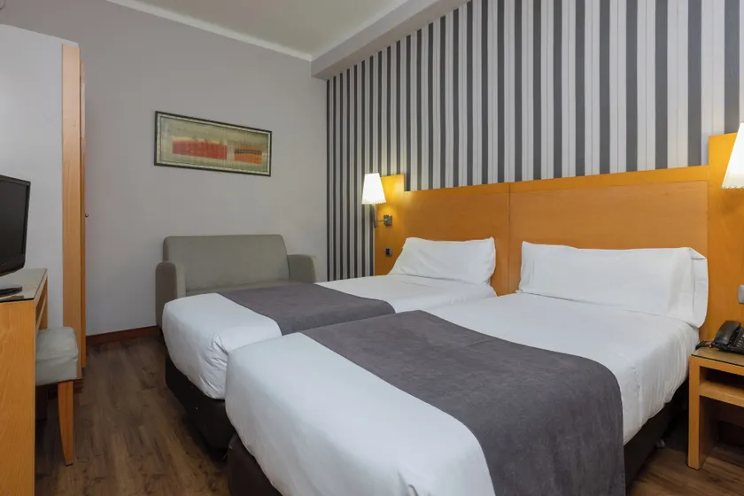 Hotel Lyon - Image 1