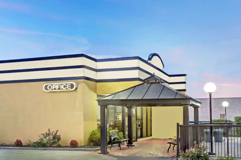 Days Inn by Wyndham Norfolk Military Circle - Image 1