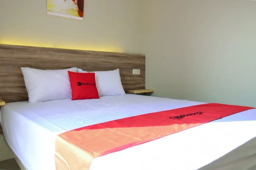 RedDoorz near Mangga Dua Square - Image 1