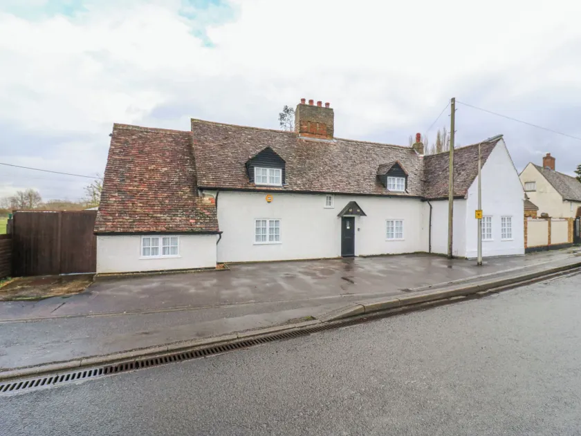 Spacious Group Accommodation with Hot Tub Near Wyboston Lakes - Image 1