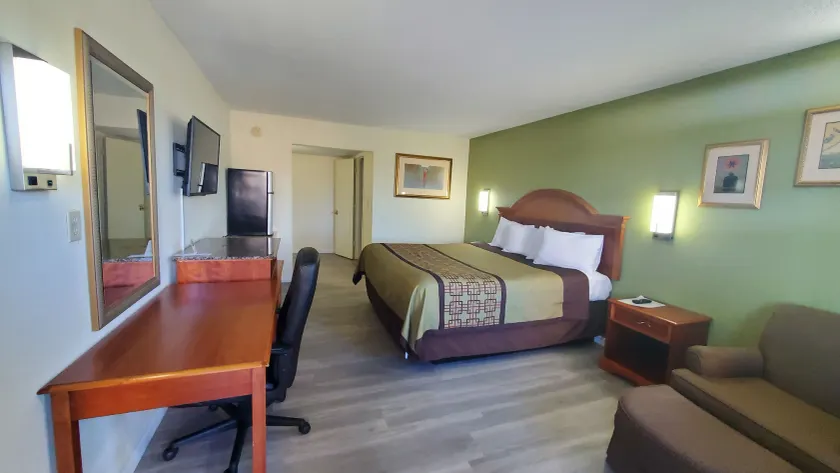 Big Spring Inn Madisonville - Image 1