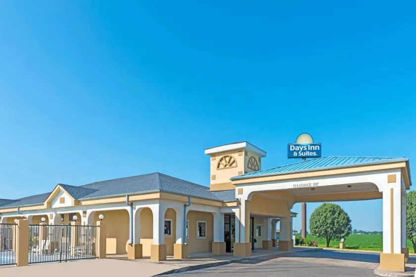 Days Inn & Suites by Wyndham Osceola AR - Image 1