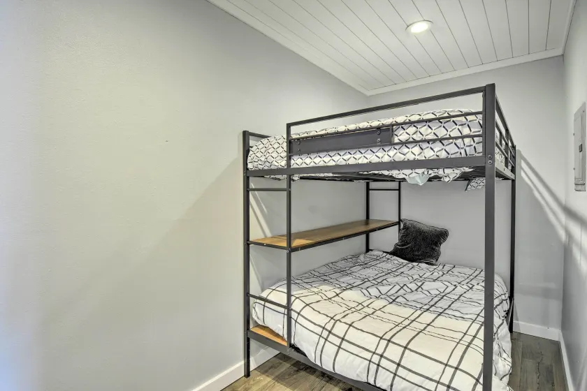Lakefront Bremerton Vacation Rental w/ Deck! - Chambre