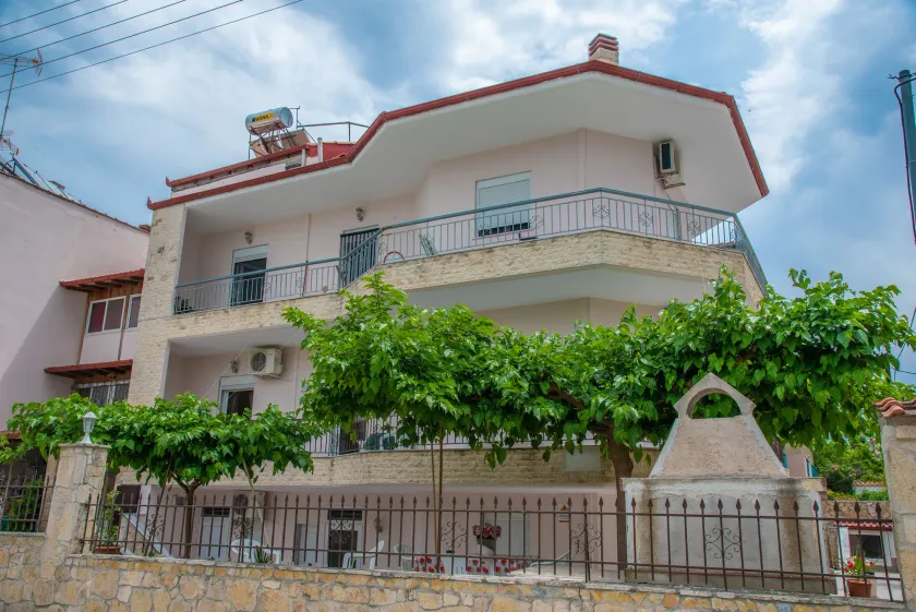 Chris Apartments - Image 1
