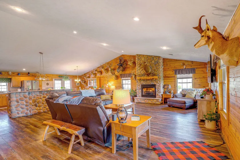 Spacious Ozarks Family Home - Private Pool & Grill - Restauration