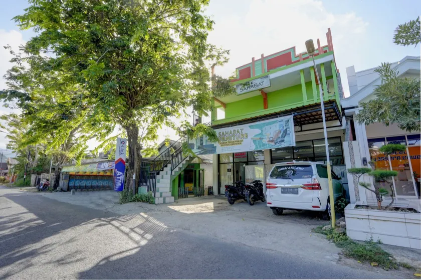 Hotel O Sahabat Syariah Near Plasa Telkom Bawean - Image 1