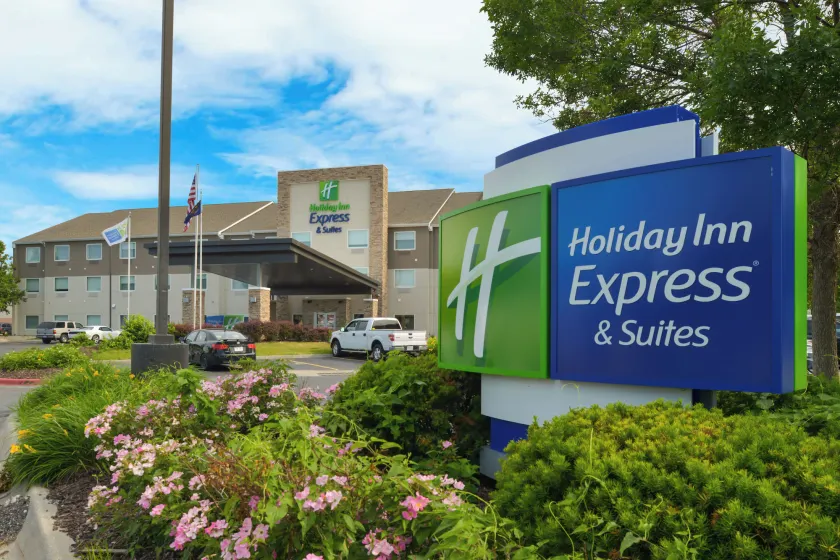 Holiday Inn Express & Suites - Omaha - 120th and Maple by IHG - Image 1