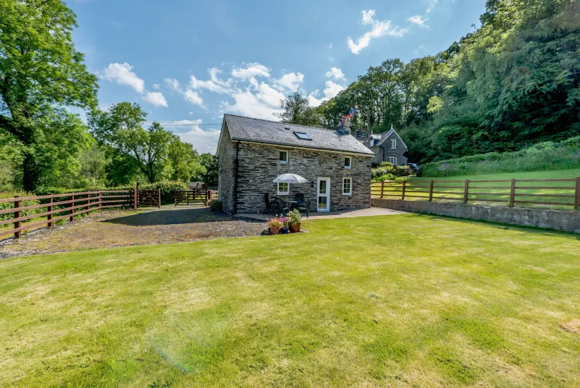 Cwmdu Cottage - Image 1
