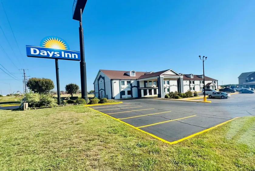 Days Inn by Wyndham Shawnee - Image 1