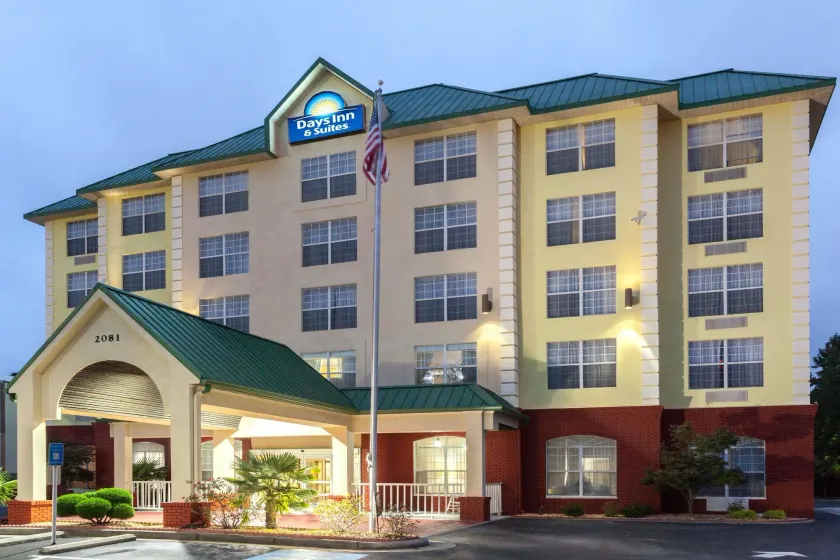Days Inn & Suites by Wyndham Tucker/Northlake - Image 1