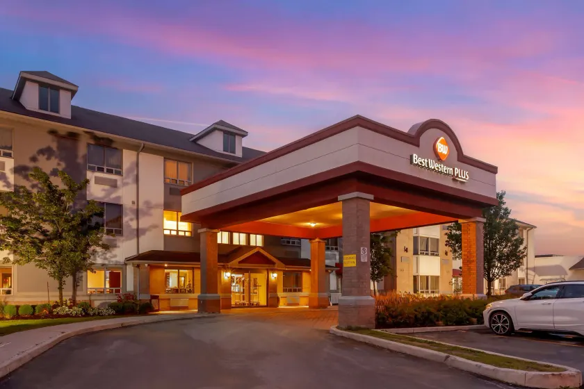 Best Western Plus Burlington Inn & Suites - Image 1