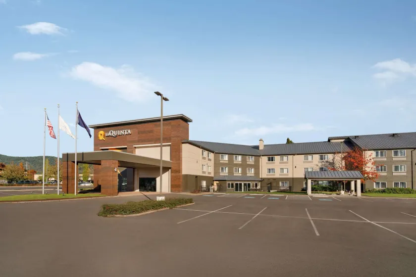 La Quinta Inn & Suites by Wyndham Springfield - Image 1
