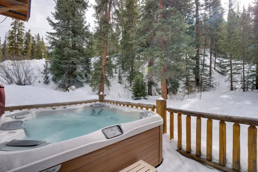 Rustic Mountain Cabin with Private Hot Tub & Deck! - Interiör